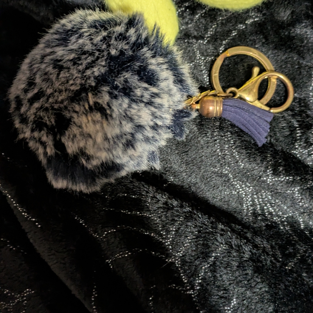 Elegant Black and Gold Keychain Accessory